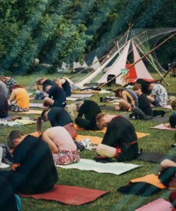 Inimesed joogamatil joogat tegemas